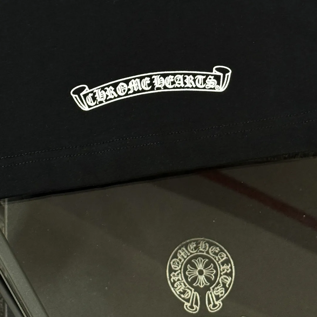 P180 Chrome Hearts 25 high-end versions. The fabric is made of 300 grams of high-density cotton. It does not deform or shrink. It has three labels. It is the same style for men and women. Technology: suede foaming + digital silver printing. Color: white, black. SIZE: S-XL.